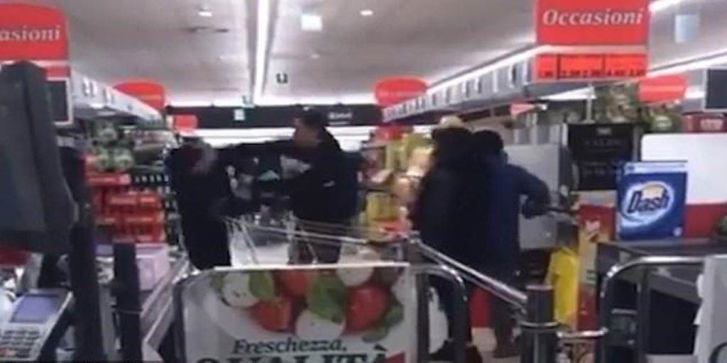 Σε πανικό οι Ιταλοί: Άγριο ξύλο σε σούπερ μάρκετ για μερικά τρόφιμα – Δείτε το βίντεο