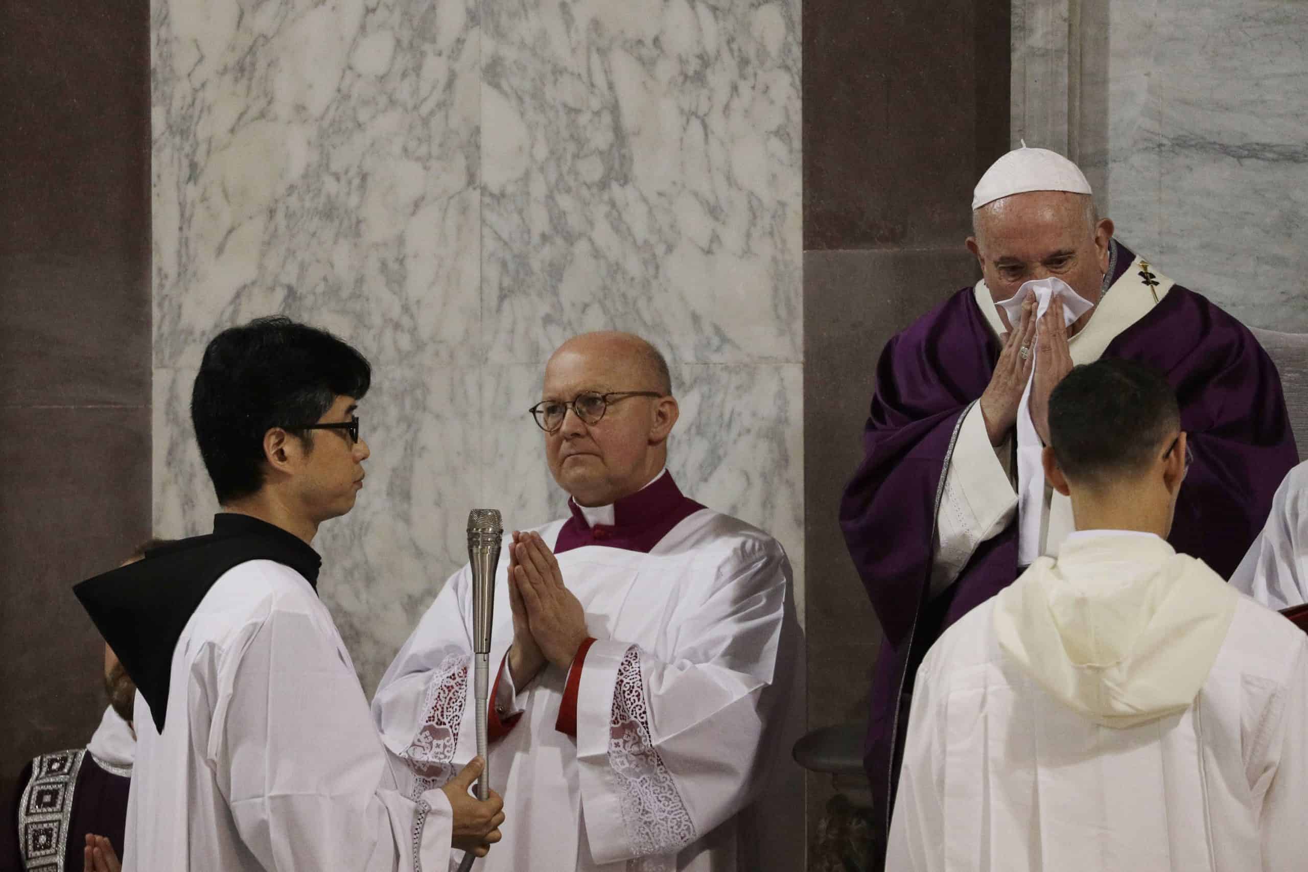 Ανησυχία στο Βατικανό με την υγεία του Πάπα: Τέλος στο χειροφίλημα – Αλλάζει ακόμα και η Θεία Κοινωνία