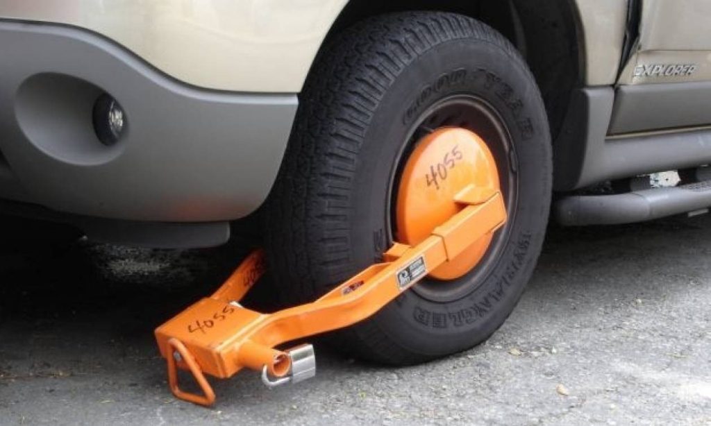 Έρχονται «δαγκάνες» στους δρόμους της Θεσσαλονίκης για παράνομο παρκάρισμα σε ράμπες ΑμεΑ και πεζοδρόμια