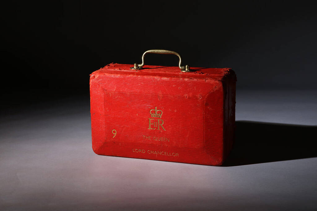 Η… κόκκινη βαλίτσα «μυστήριο» στο γραφείο της βασίλισσας Ελισάβετ (φώτο)