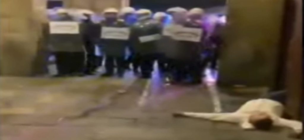 Μεγάλης έκτασης επεισόδια στην Βαρκελόνη: Αστυνομικοί χτύπησαν οπαδό της Γουλβς και τον άφησαν αναίσθητο (βίντεο)