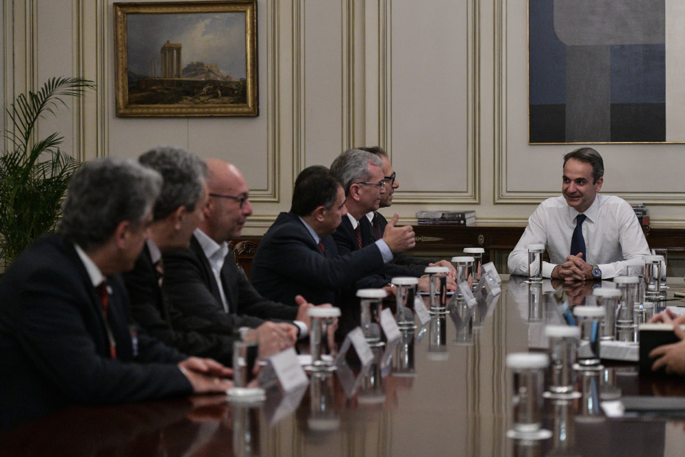 Σε εξέλιξη συνάντηση Κ. Μητσοτάκη με νησιώτες – Απουσία Κ. Μουτζούρη – «Θωρακίζουμε σύνορα λόγω κορωνοϊού» (φώτο)