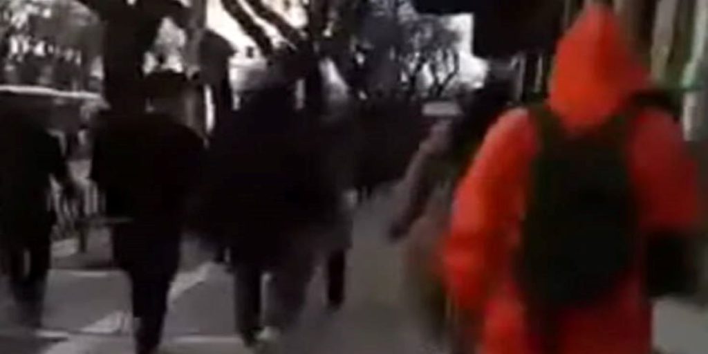 Με χιούμορ απέναντι στον τρόμο: Φόρεσε στολή βιολογικού πολέμου και βγήκε για καφέ στη Θεσσαλονίκη (βίντεο)