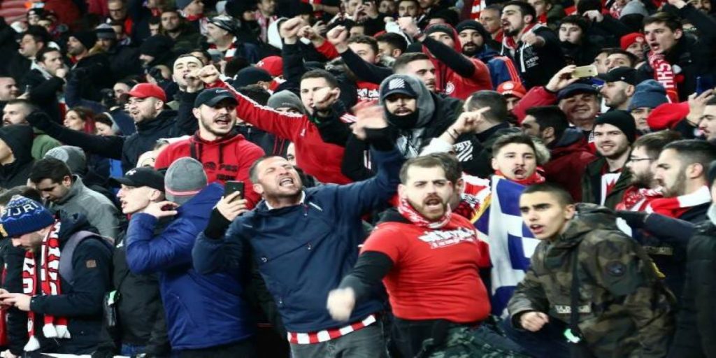 Άρσεναλ – Ολυμπιακός: Πανό στην κερκίδα των «ερυθρόλευκων» στηρίζει την εξέγερση στην Λέσβο (φώτο)