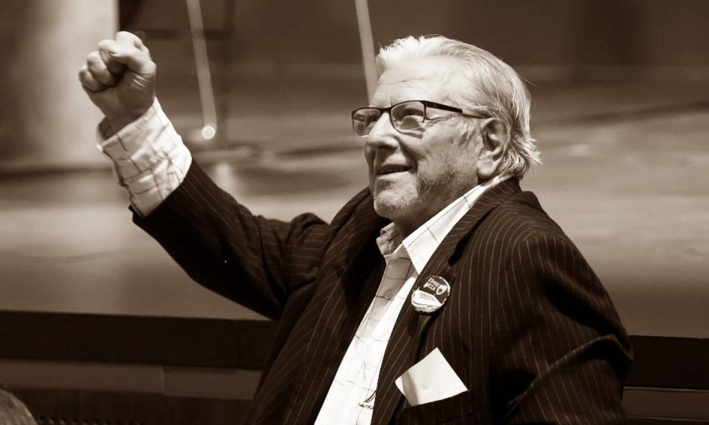 Κώστας Βουτσάς: Έφτασε η σορός του στο εκκλησάκι της Μητρόπολης Αθηνών (φωτό)