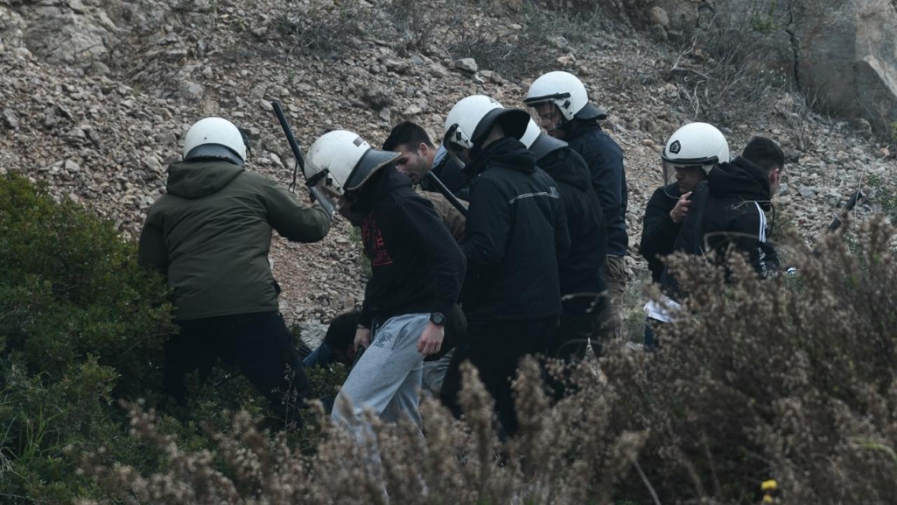 Χίος – Νέο βίντεο: Δυνάμεις των ΜΑΤ κτυπούν με μανία πολίτες που διαμαρτύρονταν