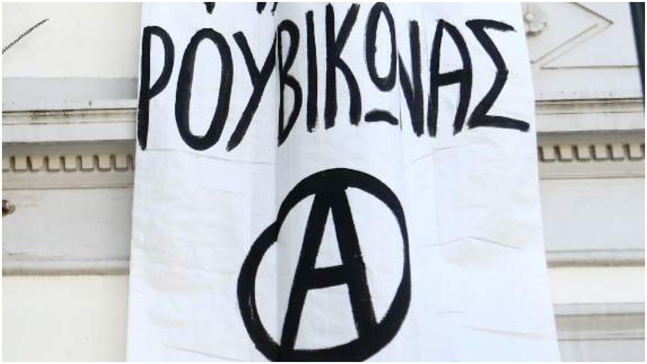 Εισβολή του φεμινιστικού τομέα του Ρουβίκωνα στο δημοτικό συμβούλιο Γλυφάδας – Πέταξαν τρικάκια και τους απείλησαν