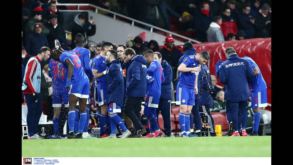 Η στιγμή που ο Β.Μαρινάκης πανηγυρίζει στα αποδυτήρια την επική πρόκριση του Ολυμπιακού κόντρα στην Άρσεναλ (βίντεο)