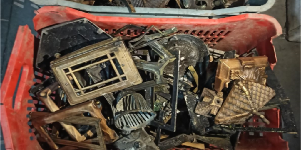 Αγρίνιο: Χειροπέδες σε νεαρούς που λεηλατούσαν τάφους – Αποσπούσαν ότι πολύτιμο μπορούσαν να βρουν