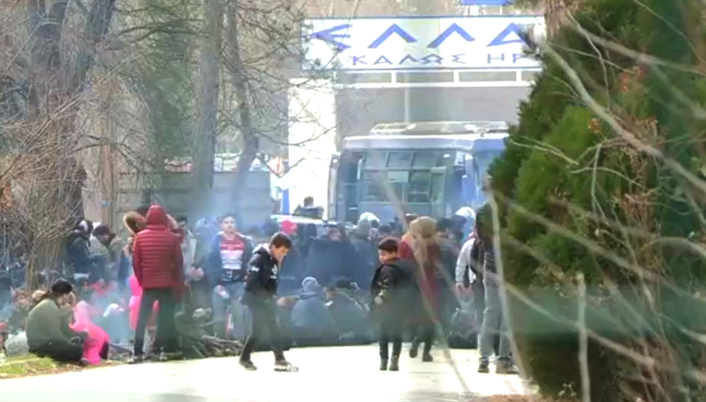 Εκρυθμη η κατάσταση στα σύνορα στον Έβρο – Χημικά για να αποτραπεί η είσοδος των αλλοδαπών (live)