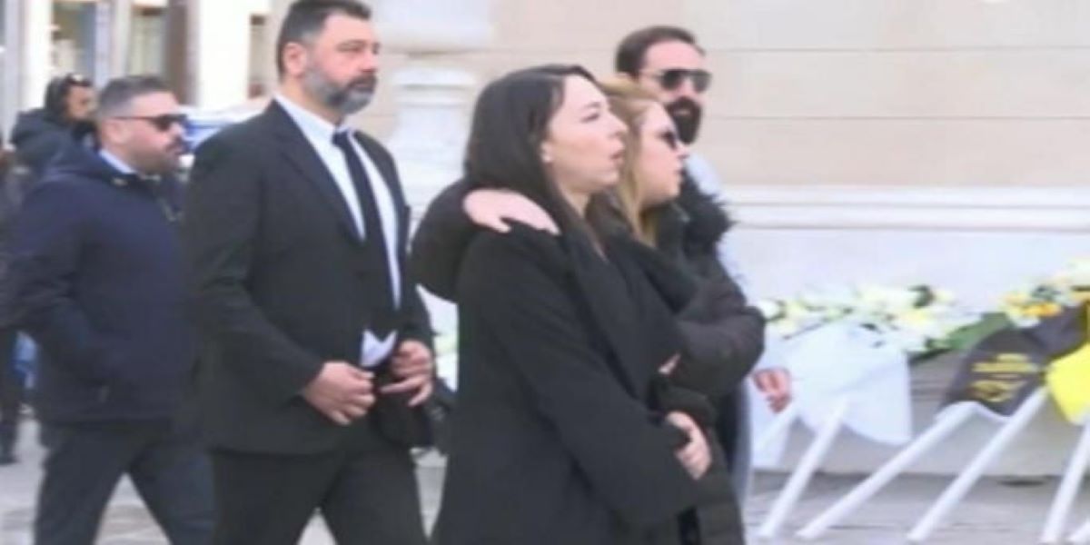 Υποβασταζόμενη η Αλίκη Κατσαβού λίγα λεπτά πριν την κηδεία του Κώστα Βουτσά (βίντεο)
