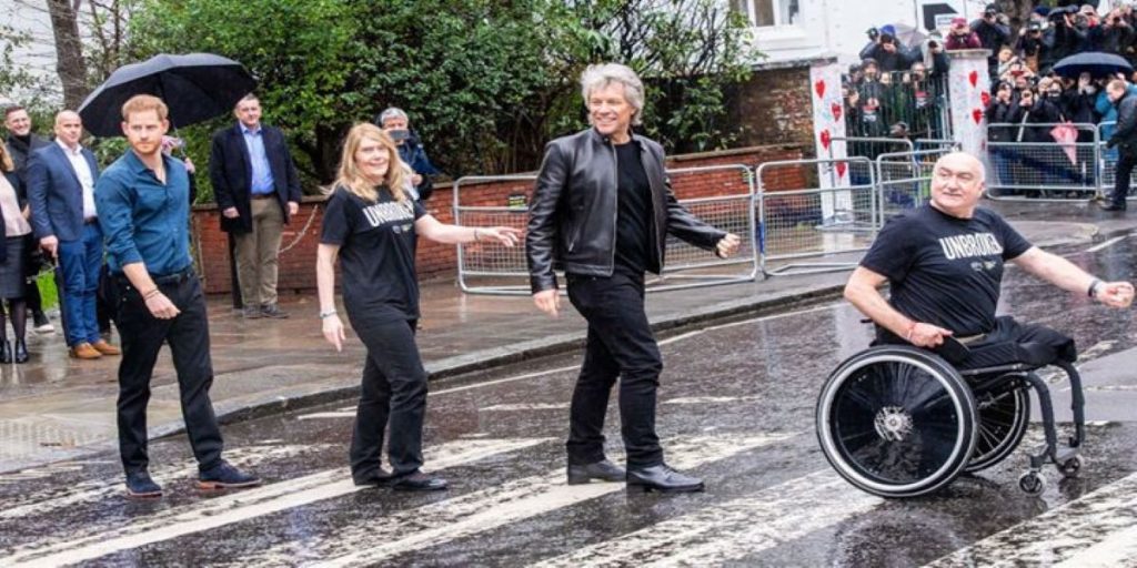 Ο πρίγκιπας Χάρι σε ρόλο… «ροκ σταρ» – Ηχογράφησε τραγούδι με τον Τζον Μπον Τζόβι (βίντεο)