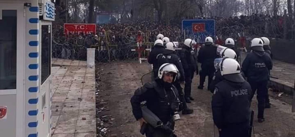 Συγκλονιστική φωτογραφία από τις Καστανιές Έβρου – «Οι βάρβαροι προ των πυλών» – Η στιγμή της εφόρμησης τους