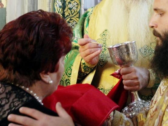 Εκκλησία της Ρουμανίας: «Οι πιστοί να φέρνουν το δικό τους κουτάλι για να κοινωνήσουν»
