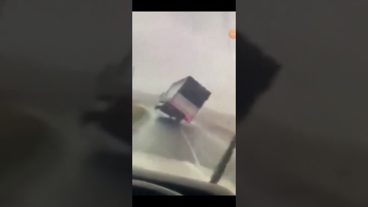 Η στιγμή που η καταιγίδα «Χόρχε» σηκώνει ένα… φορτηγό! (βίντεο)