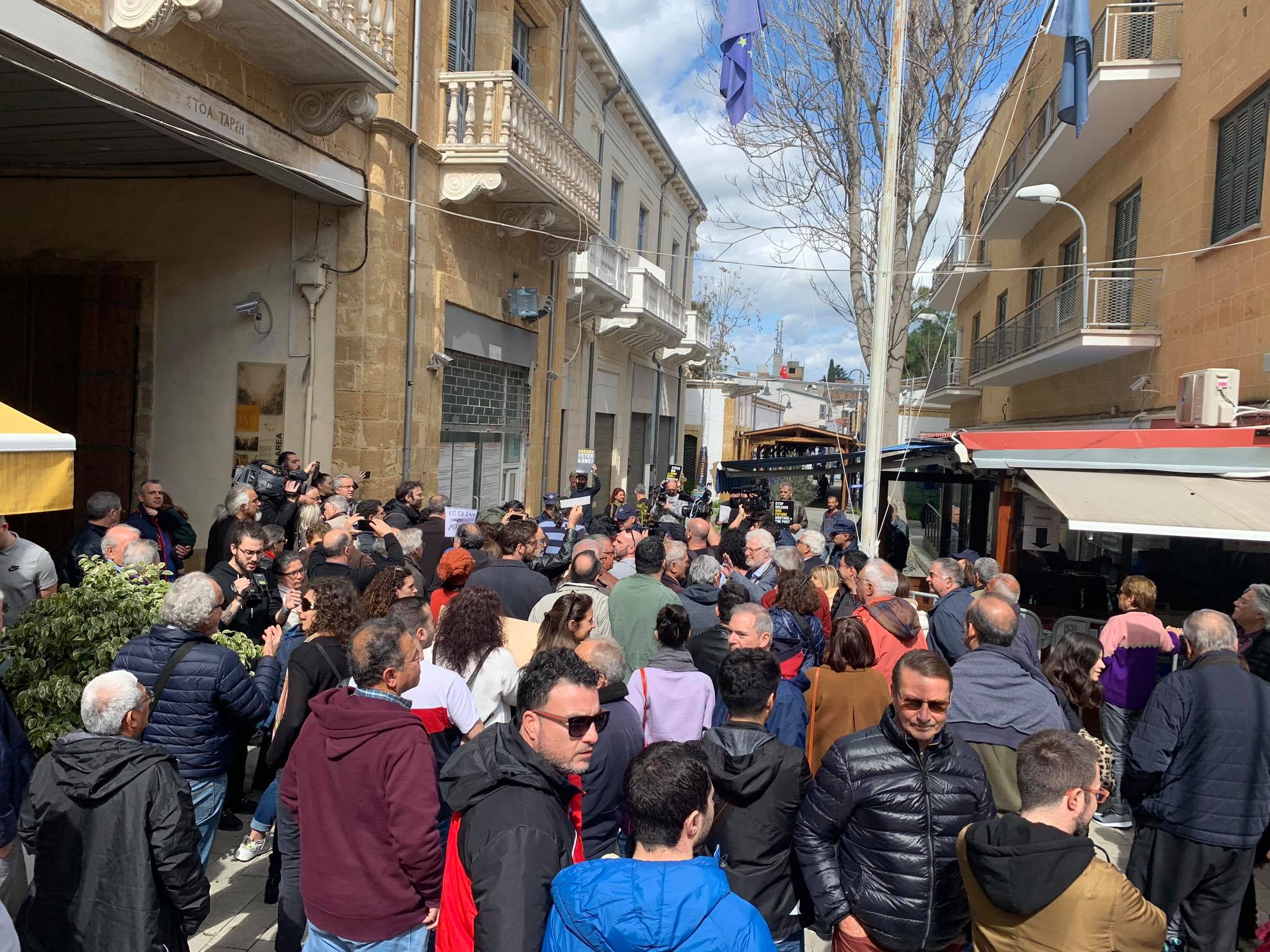 Διαμαρτύρονται για το κλείσιμο των οδοφραγμάτων οι Κύπριοι – «Να ακυρωθεί η απόφαση» (φώτο – βίντεο)