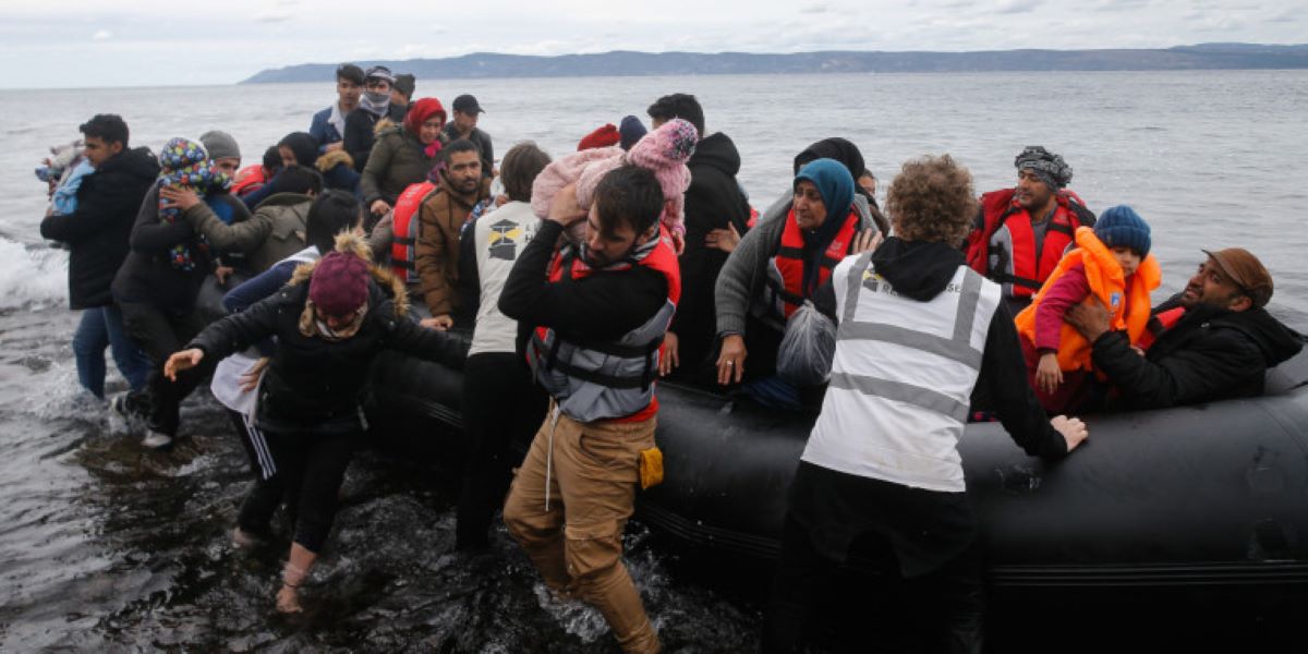 Από παντού «σφυροκοπείται» η Ελλάδα: Ακυβέρνητη βάρκα με 27 Αφρικανούς έφτασε στη Λέσβο