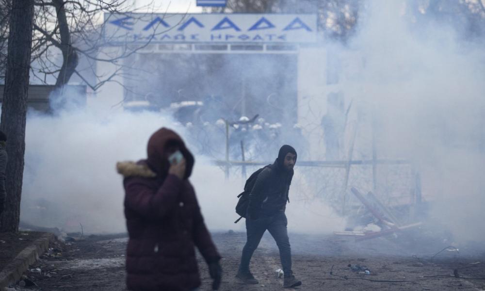 Με την ιαχή «Αλλάχ Ακμπάρ» οι μετανάστες που στέλνει η Τουρκία επιτίθενται στα ελληνικά σύνορα (βίντεο)