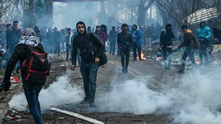 Έβρος: Νέα επίθεση αλλοδαπών στα σύνορα – Πετούν πέτρες και ξύλα – Έσπασαν αυτοκίνητα του Στρατού και της ΕΛΑΣ