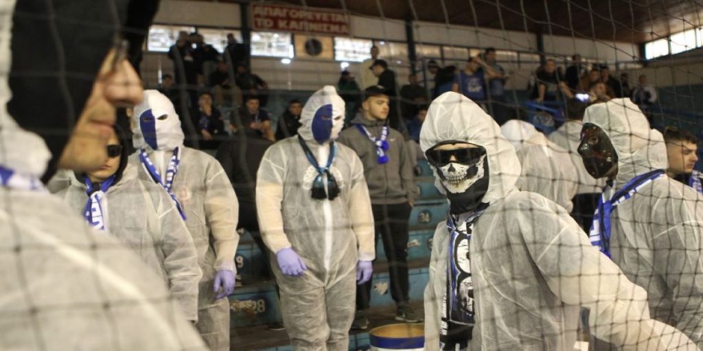 Απίστευτοι οι φίλαθλοι του Ηρακλή: Στην εξέδρα με στολές «προστασίας» από τον κορωνοϊό (φώτο)