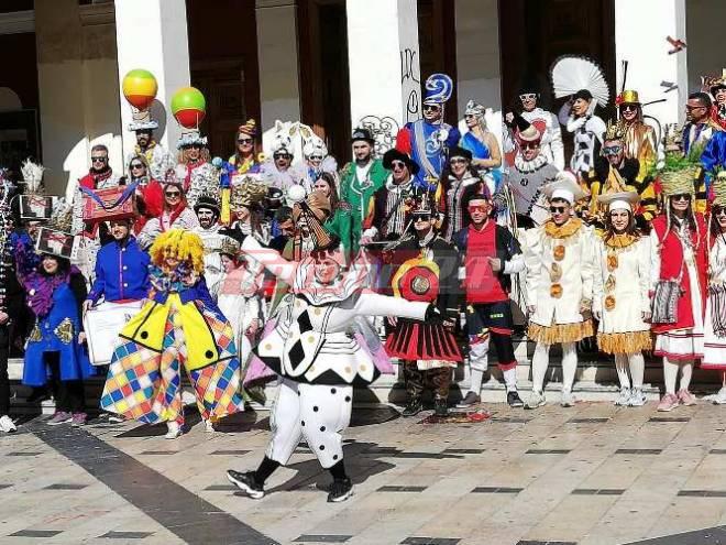 Πάτρα: Ξεκίνησαν πορεία οι καρναβαλιστές  – Δεν τους σταμάτησαν οι απαγορεύσεις (upd)