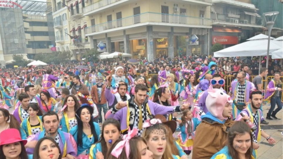 Ετοιμάζονται για παρέλαση το μεσημέρι οι χιλιάδες καρναβαλιστές της Πάτρας παρά την κυβερνητική απαγόρευση