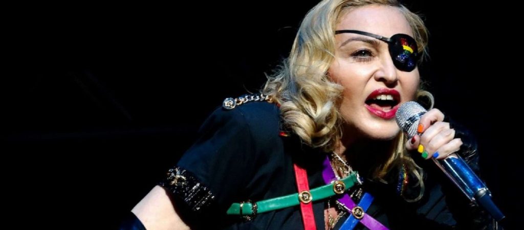 Έπεσε από την καρέκλα κατά τη διάρκεια συναυλίας της η Μαντόνα – Ξέσπασε σε κλάματα από τον πόνο (φωτο)