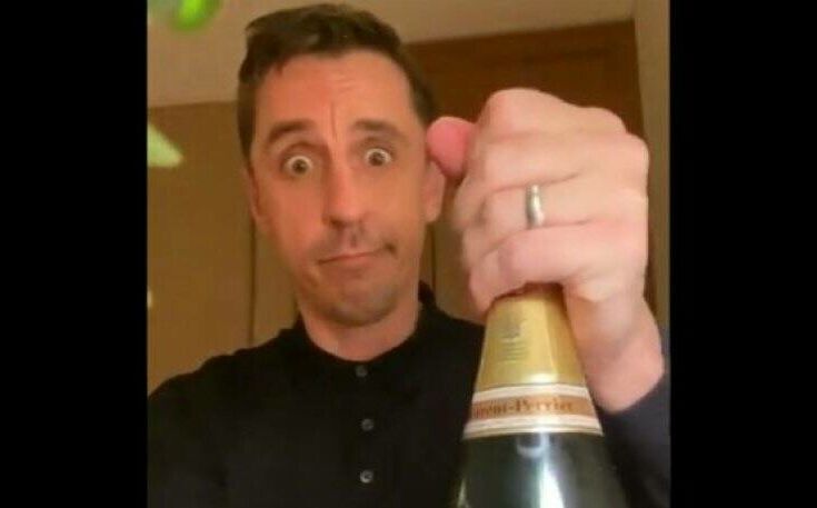 Ο Γκάρι Νέβιλ άνοιξε σαμπάνια για την ήττα της Λίβερπουλ (βίντεο)