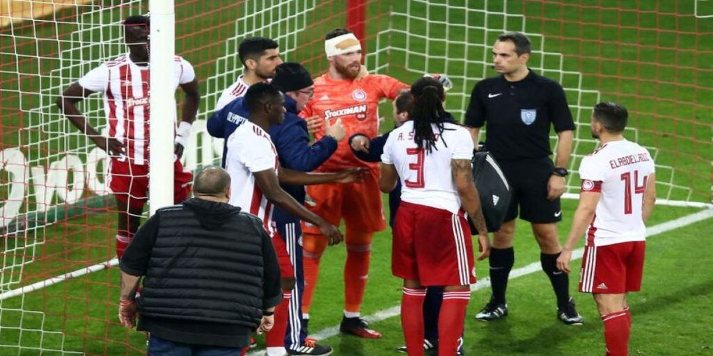 Ολυμπιακός: Σοκαριστικός τραυματισμός για Σα – Έφτασε στο… δοκάρι ο Καραπαπάς (φώτο)