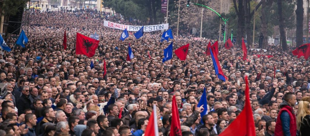 Οι Αλβανοί έκαναν συλλαλητήριο στα Τίρανα κατά του Έντι Ράμα!