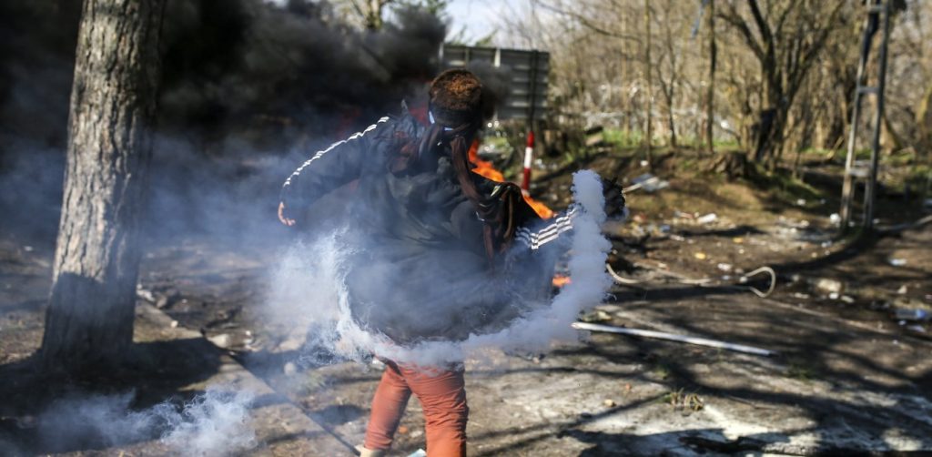 Νέα επεισόδια στις Καστανιές: Οι Τούρκοι επιτίθενται με δακρυγόνα στα ΜΑΤ – Ξεσηκωμός αλλοδαπών και στην Μόρια (βίντεο)