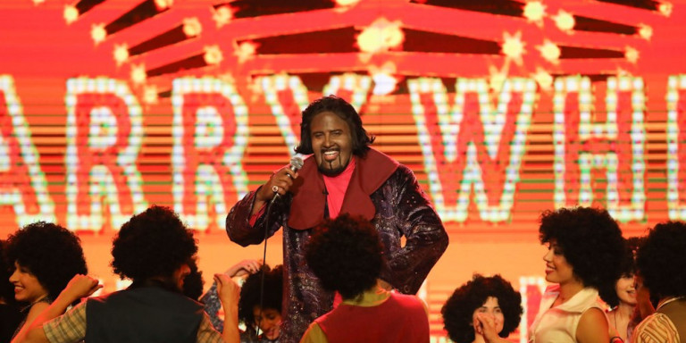 YFSF: Αγνώριστος ο Λάμπης Λιβιεράτος ως… Barry White (βίντεο)