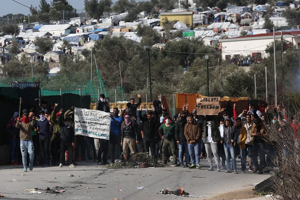 Νέα πορεία 1.000 αλλοδαπών από τη Μόρια –  Κατευθύνονται στη Μυτιλήνη – Έχουν μαζί τους ξύλα και μαχαίρια