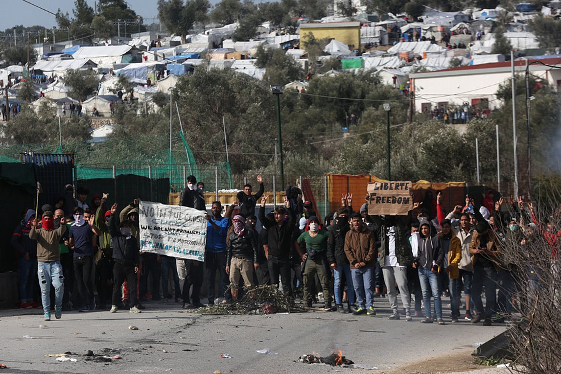 Νέα πορεία 1.000 αλλοδαπών από τη Μόρια –  Κατευθύνονται στη Μυτιλήνη – Έχουν μαζί τους ξύλα και μαχαίρια