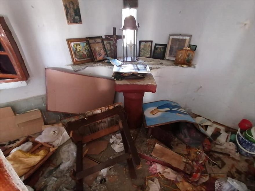 Συγκλονιστικές εικόνες: Εξεγερμένοι αλλοδαποί κατέστρεψαν το εκκλησάκι του Άγιου Γεωργίου στην Μόρια της Λέσβου
