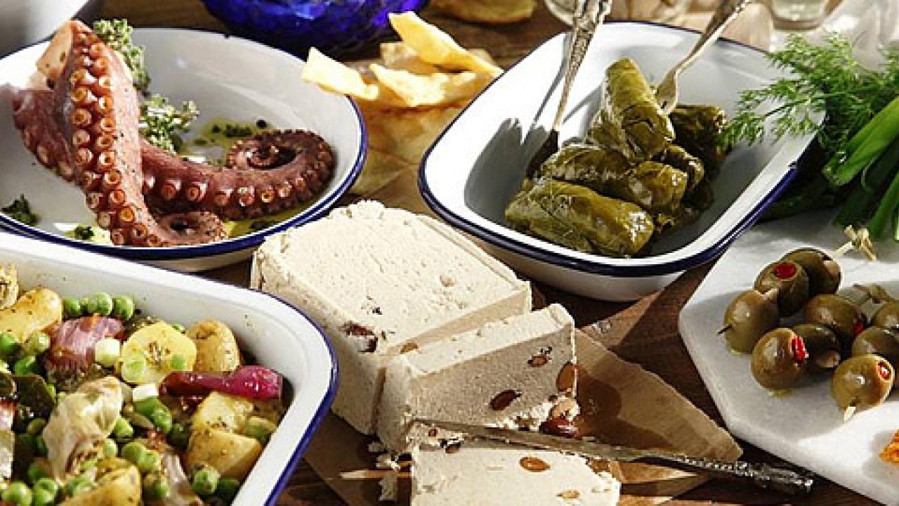 Καθαρά Δευτέρα: Τα φαγητά που έχουν την τιμητική τους στο σαρακοστιανό τραπέζι