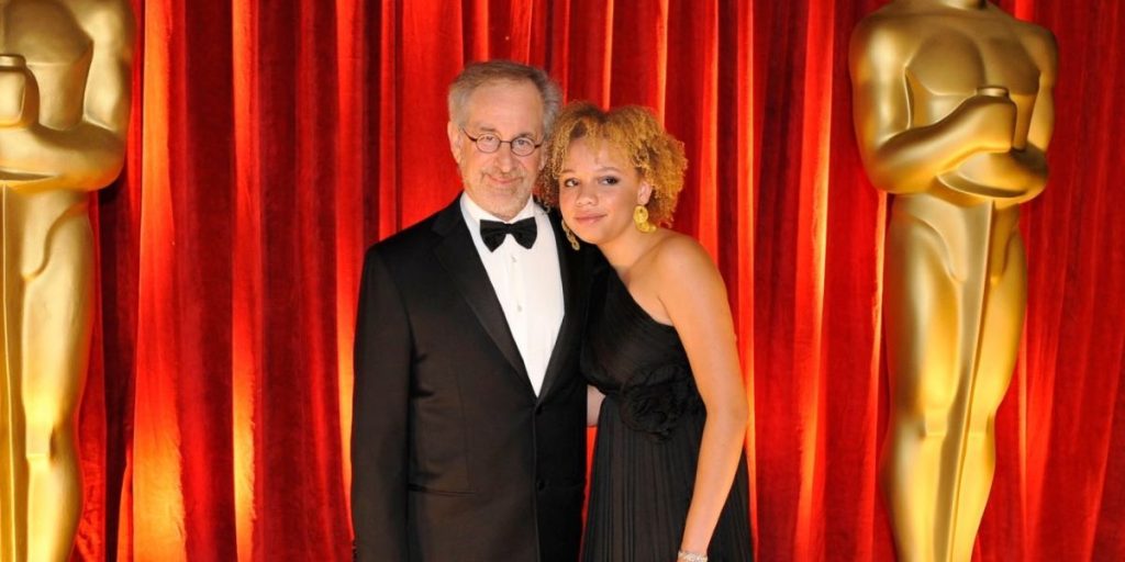 Νέος «πονοκέφαλος» για τον Στίβεν Σπίλμπεργκ: Η κόρη του συνελήφθη για κακοποίηση του συντρόφου της (φώτο)