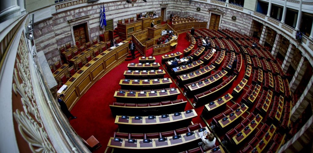 Ο «γαλάζιος» υπουργός που στο γραφείο του έχει φανέλα του… Τζιανλουίτζι Μπουφόν με προσωπική αφιέρωση