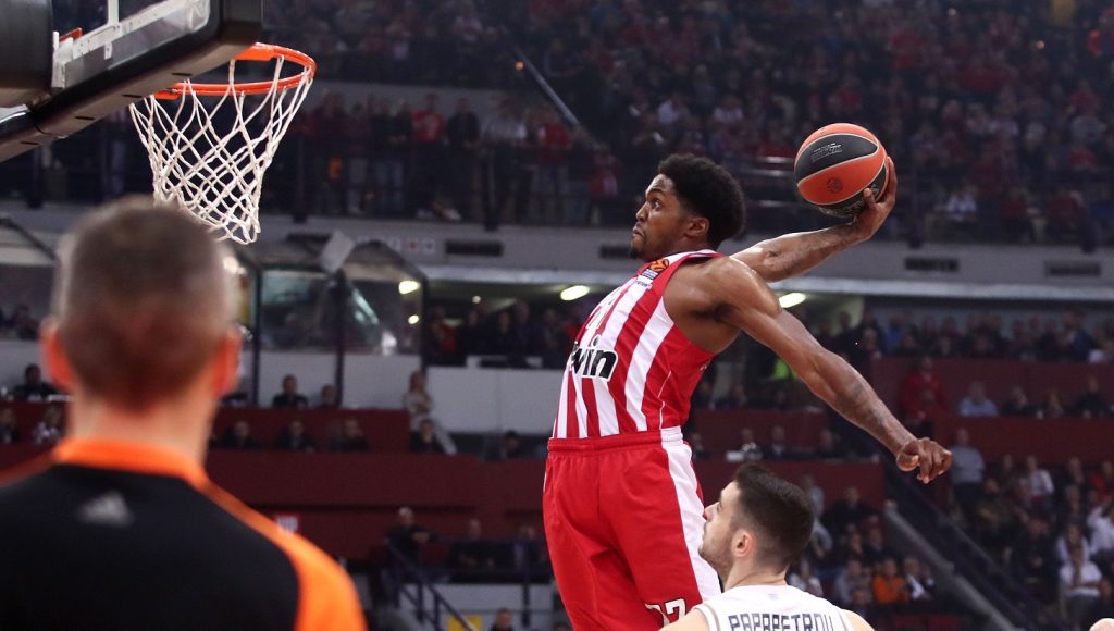 Euroleague: «Ερυθρόλευκο» το ντέρμπι – Ο Ολυμπιακός κέρδισε (81-78) τον Παναθηναϊκό