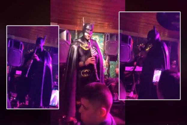 Ο Μπάτμαν αλά… ελληνικά που «έριξε» το διαδίκτυο παίζει… κλαρίνο (βίντεο)