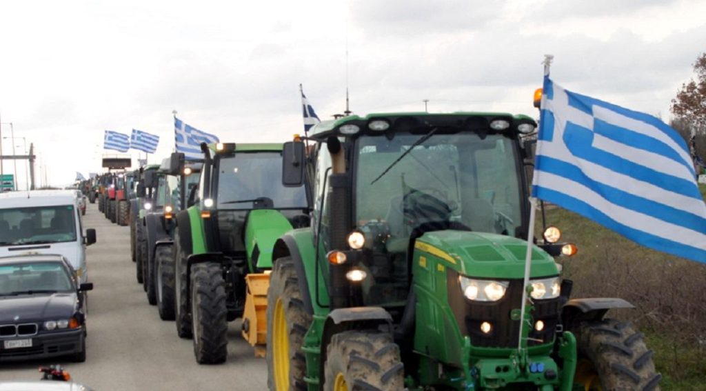 Έβρος: Αγρότες με τρακτέρ στα σύνορα – Αποτρέπουν τους αλλοδαπούς με αναμμένα φώτα και κόρνες (βίντεο)