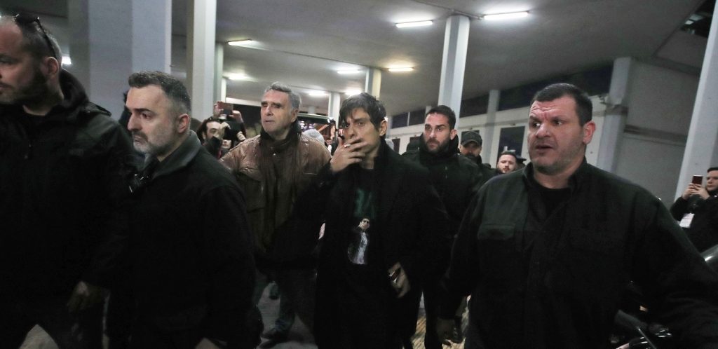 Έφτασε στο ΣΕΦ ο Δημήτρης Γιαννακόπουλος – Ειρωνικό μήνυμα στην μπλούζα του (βίντεο)