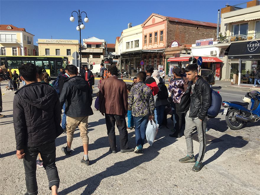 Χιλιάδες αλλοδαποί από τη Μόρια περιμένουν στο λιμάνι της Λέσβου για να αποχωρίσουν από το νησί (βίντεο)