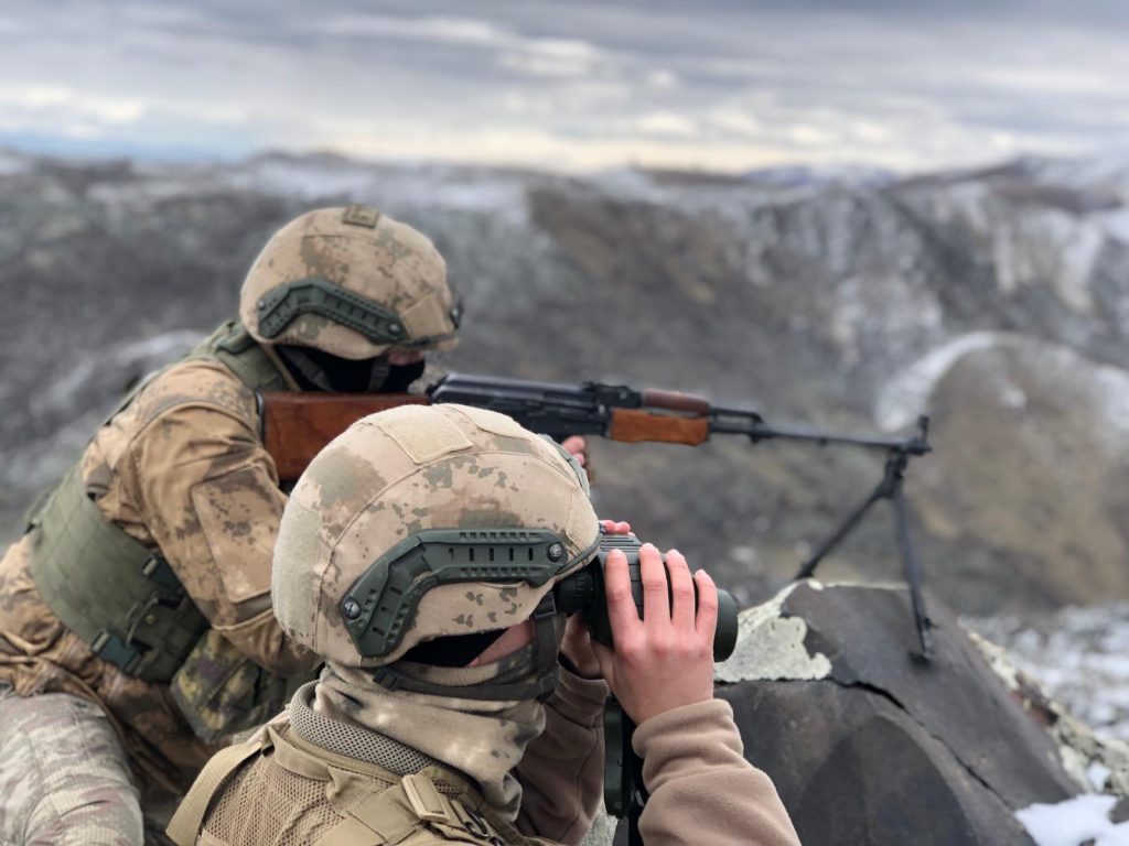 Συνελήφθη Τούρκος με ρούχα της Στρατοχωροφυλακής να οδηγεί παράνομους μετανάστες μέσα σε ελληνικό έδαφος (βίντεο)