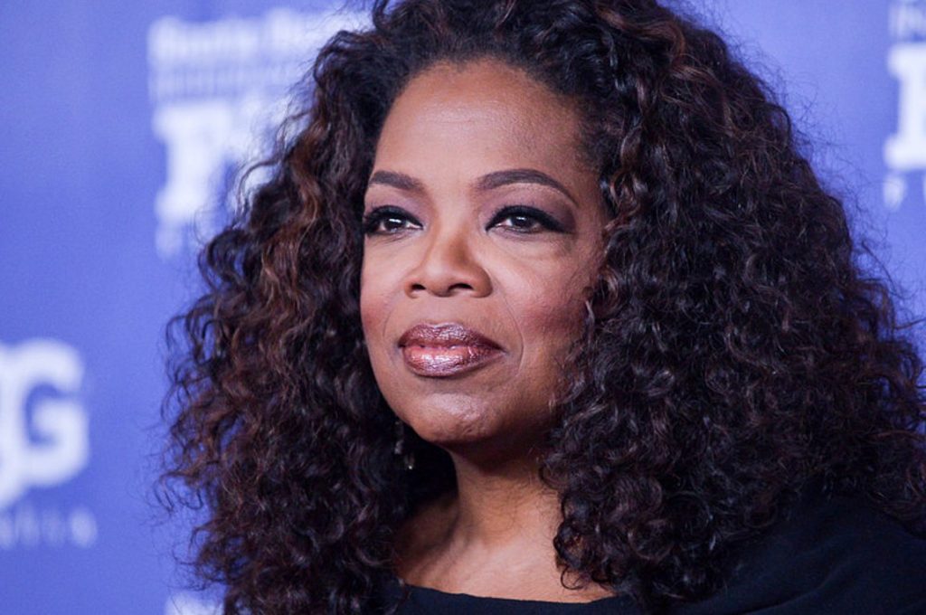 Όπρα Γουίνφρεϊ: «Έφαγε» επική τούμπα στο ίσιωμα την ώρα που μιλούσε για ισορροπία (βίντεο)