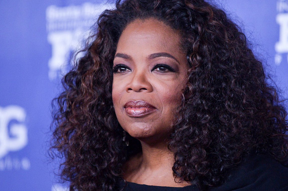 Όπρα Γουίνφρεϊ: «Έφαγε» επική τούμπα στο ίσιωμα την ώρα που μιλούσε για ισορροπία (βίντεο)