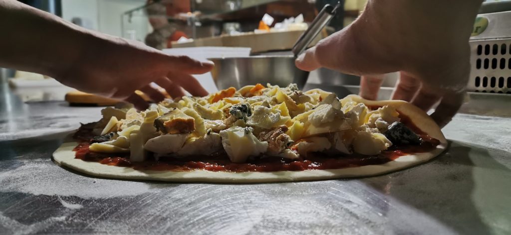 Έφτιαξε πίτσα με 257 διαφορετικά τυριά και ξόδεψε 1000 ευρώ – Σκοπός του… να μπει στο βιβλίο Γκίνες (βίντεο)