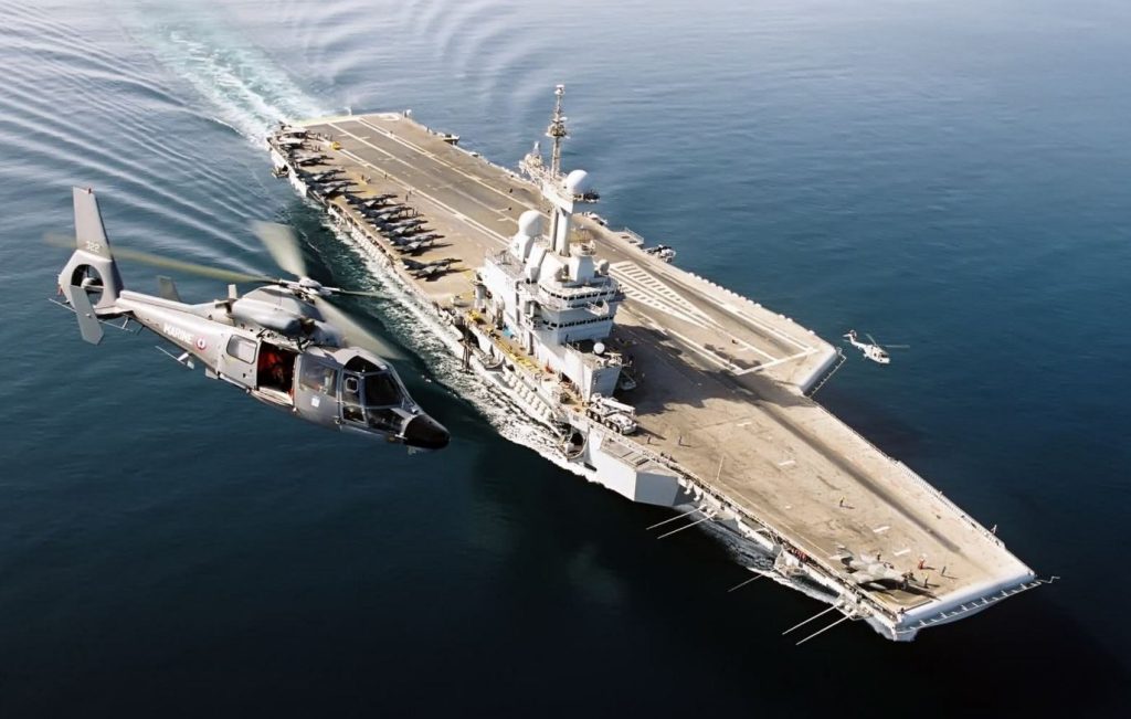 Η ΠΑ συνεκπαιδεύτηκε με το Charles de Gaulle – Εντυπωσιακό βίντεο από τις νυχτερινές βολές του Δ’ Σώματος Στρατού