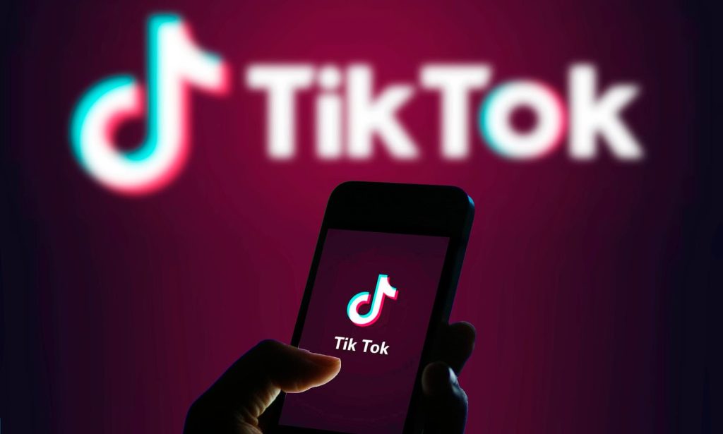 Σάλος στις ΗΠΑ με βίντεο στο TikTok που δείχνει κορίτσι να προχωρά σε άμβλωση (βίντεο)