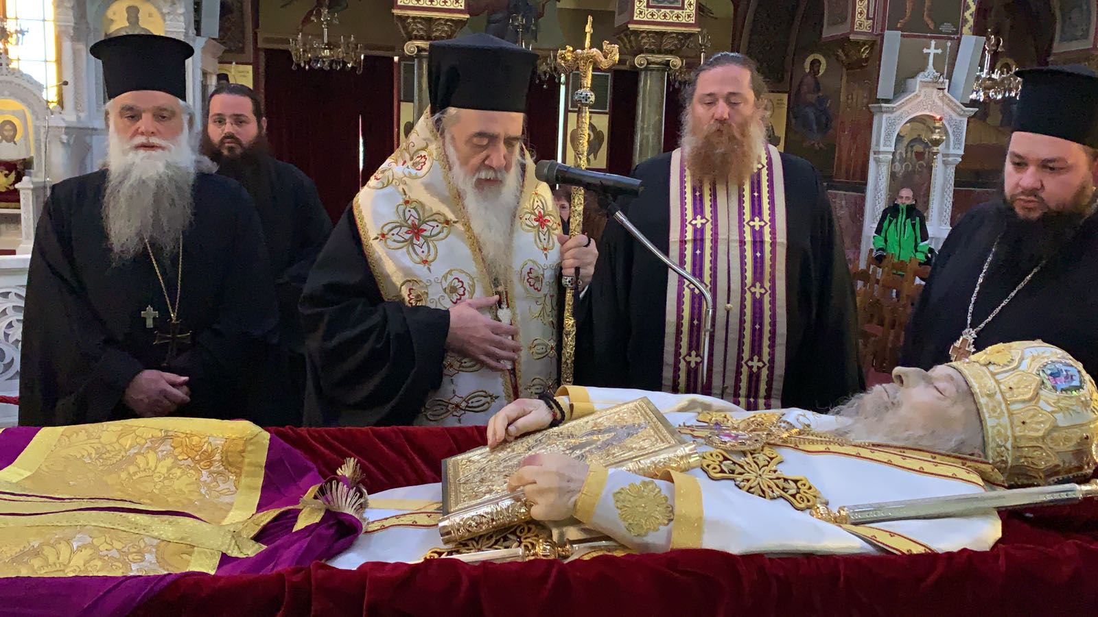Μητροπολίτης πρώην Πειραιώς Καλλίνικος: Τελέστηκε η εξόδιος ακολουθία του παρουσία του αρχιεπίσκοπου (φώτο)